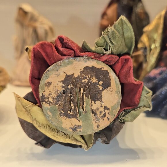 Beautiful, hand-crafted, 8-piece, fabric mache nativity scene - Picture 8 of 8